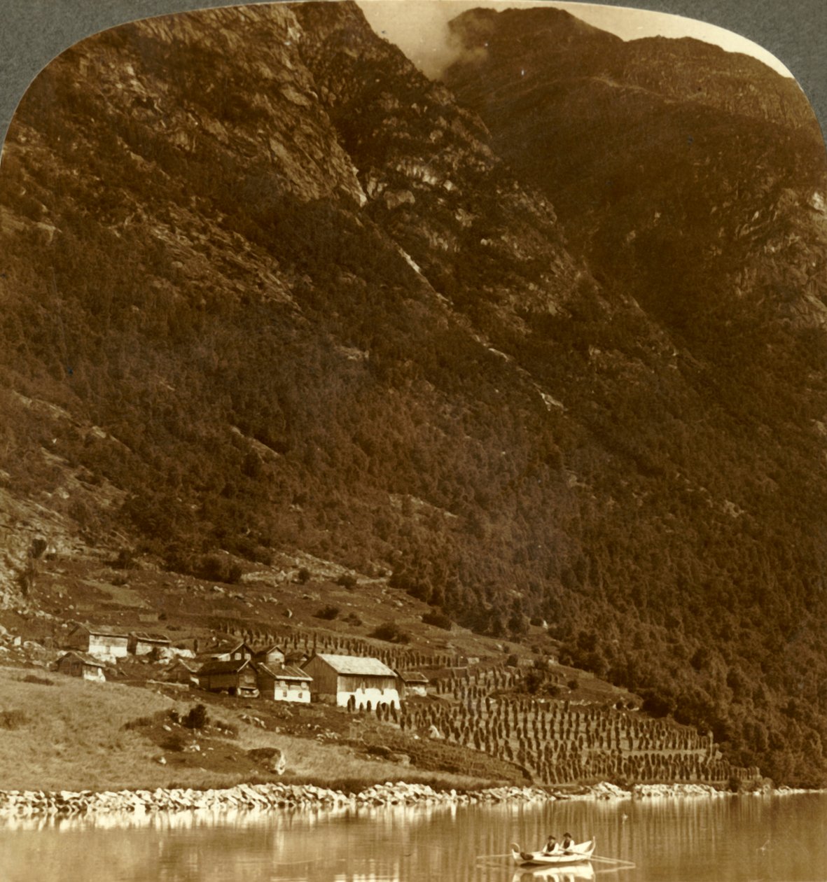 Hogrending Bauernhof am Fuße des Berges, am Ostufer des Sees Loen, Norwegen, um 1905 von Unbekannt