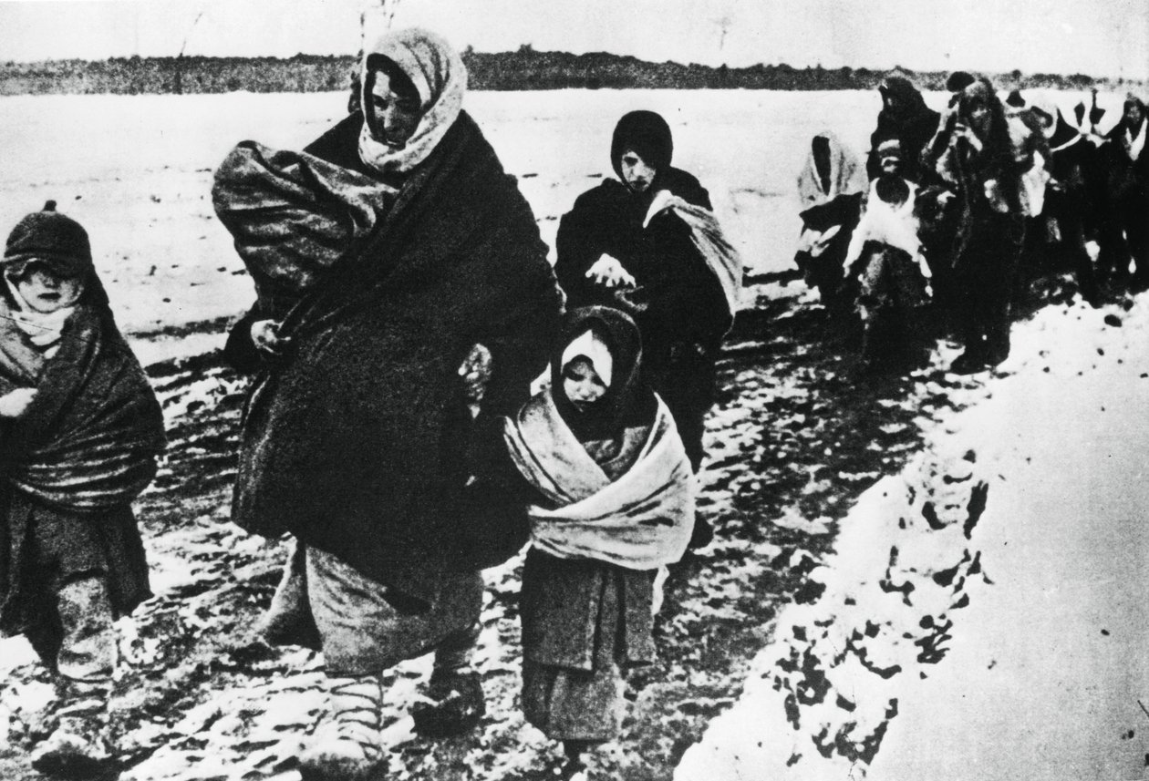 Obdachlose Flüchtlingsfrauen und Kinder, Russland, 1941 von Unbekannt