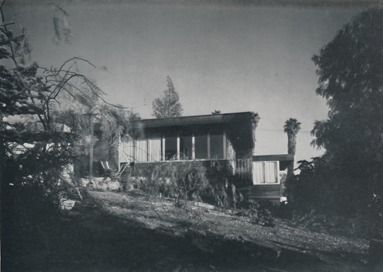Haus in Los Angeles von Richard J. Neutra - Patio- und Gartenansicht, 1942 von Unbekannt