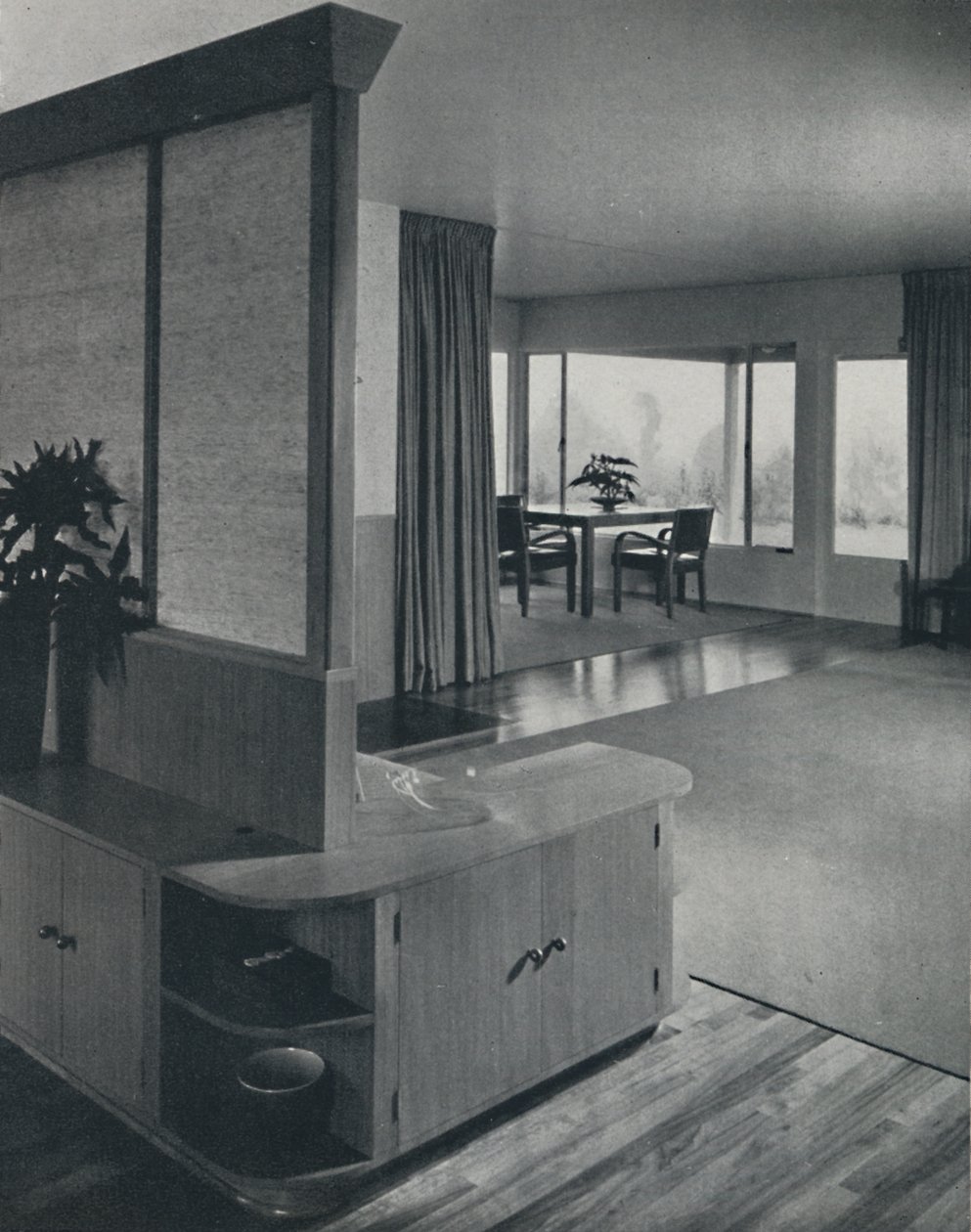 Haus in Pomona, Kalifornien... Blick über das Wohnzimmer, 1942 von Unbekannt