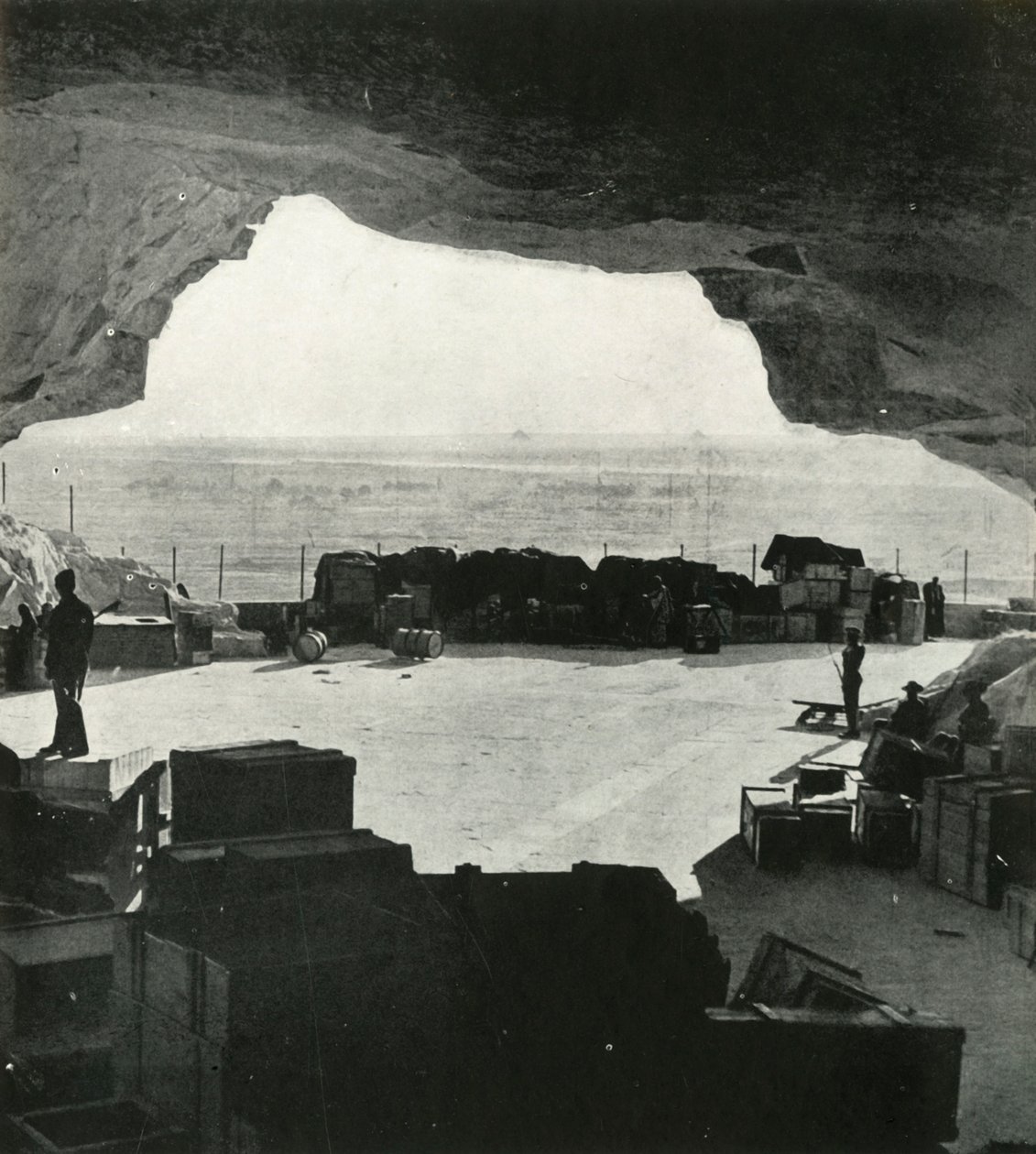Riesige bombensichere Lager und Reparaturwerkstätten wurden aus den Höhlen gemacht, ca. 1942-1943, 1945 von Unbekannt