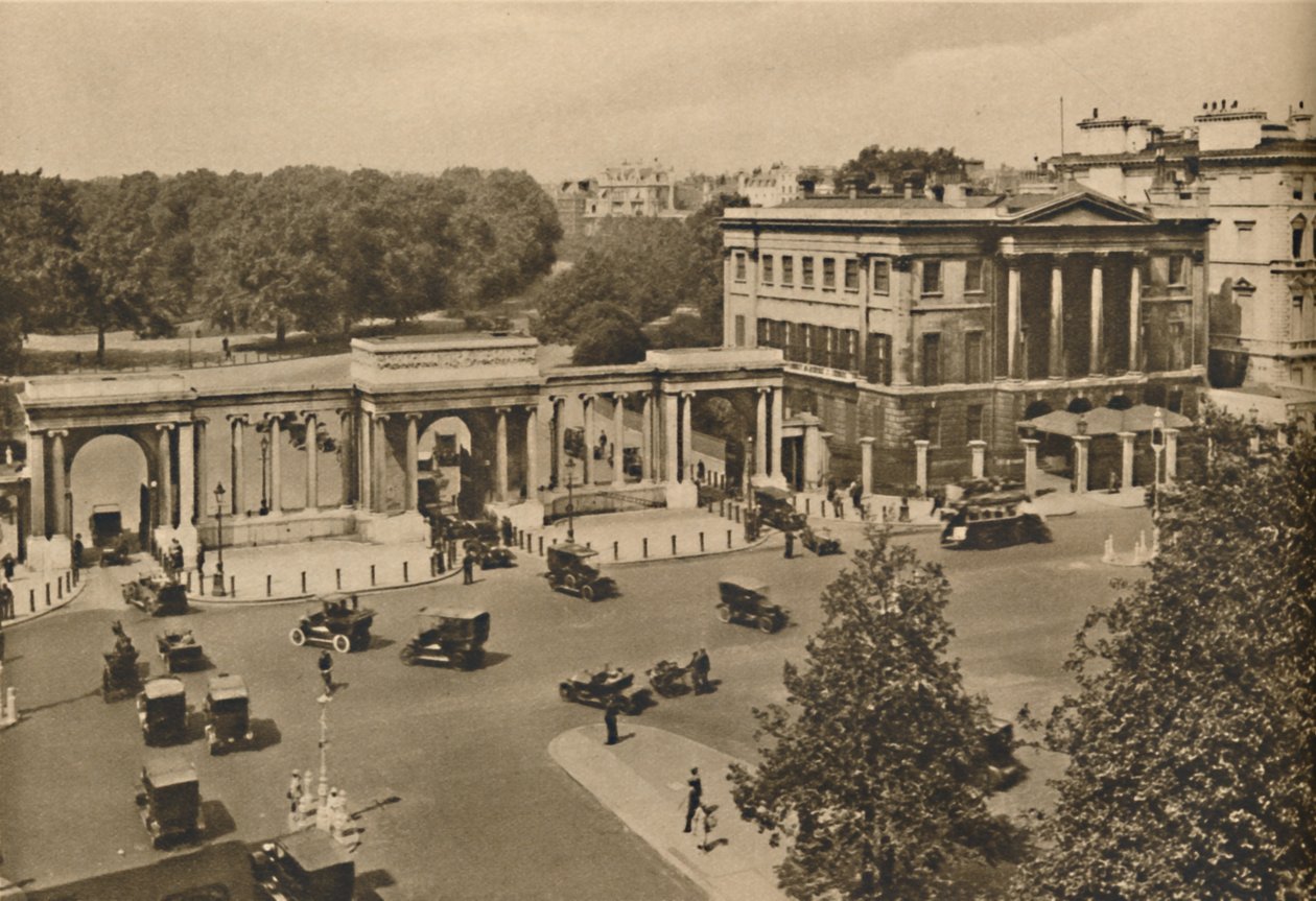 Hyde Park Corner mit dem dreifachen Torbogen zum Royal Park und Apsley House, ca. 1935 von Unbekannt
