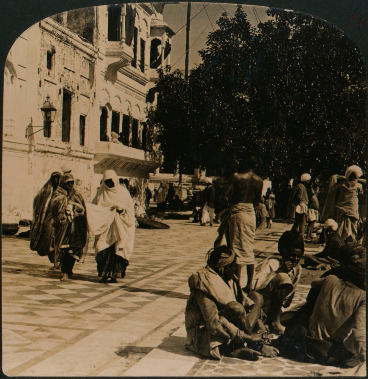 Im Hof des Goldenen Tempels. Amritsar, Indien, 1907 von Unbekannt