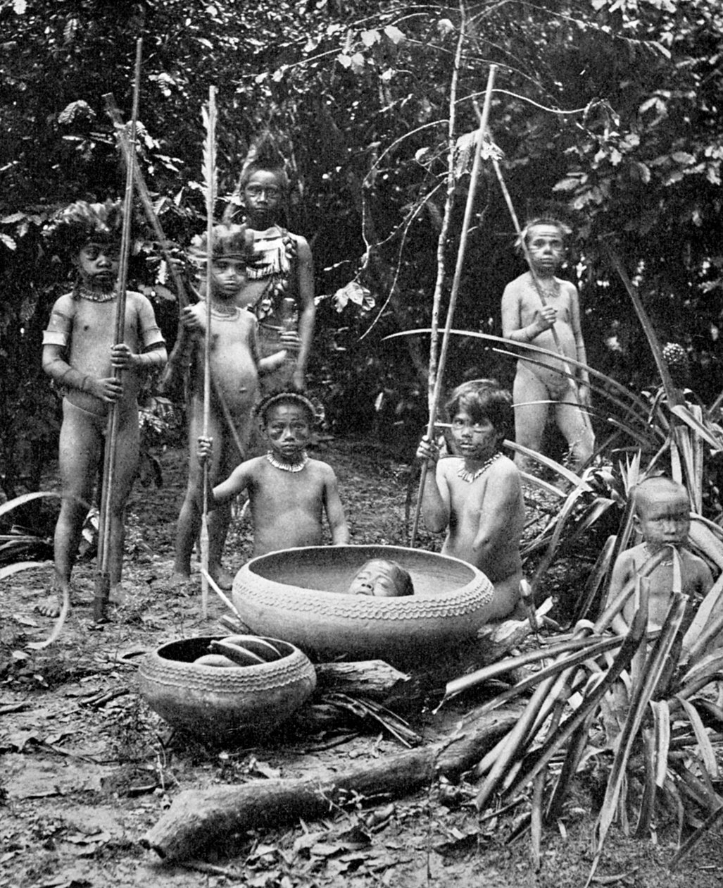 Indianer des Putumayo-Flusses mit einem abgeschlagenen Kopf, Amazonien von Unbekannt