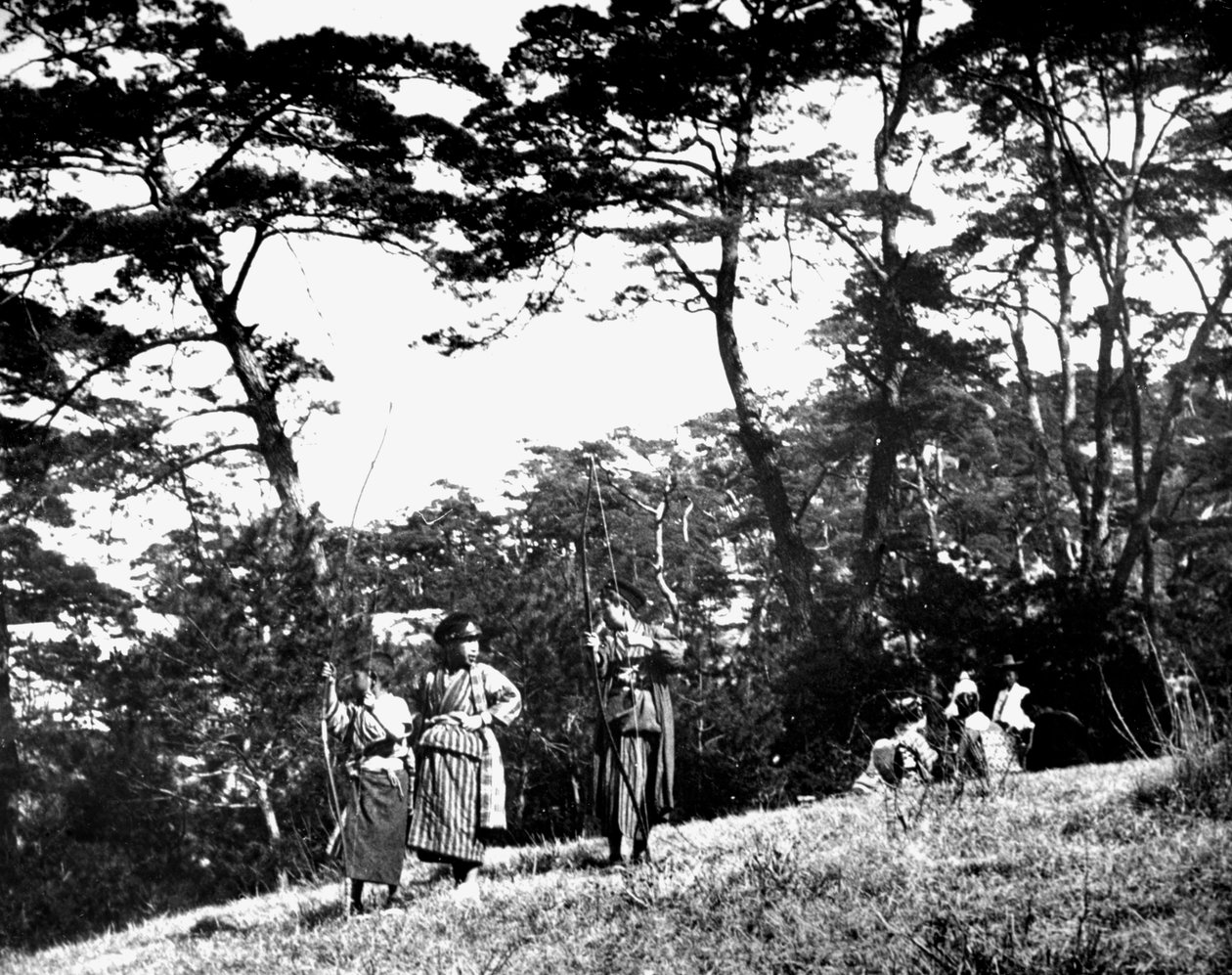 Japanische Kinder spielen mit Bögen, Korea, 1900 von Unbekannt