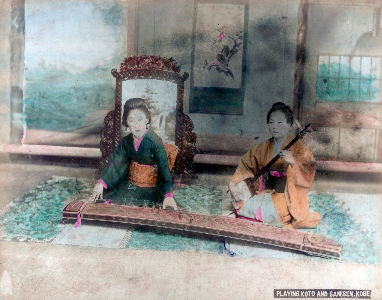 Japanische Musik: Frauen spielen Koto und Samisen, Kobe, Japan von Unbekannt