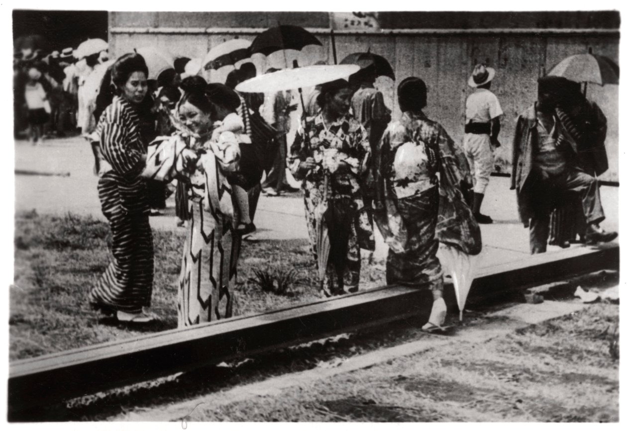 Japanische Frauen am Zeppelin-Hangar, Kasumigaura, Japan, 1929-1933 von Unbekannt