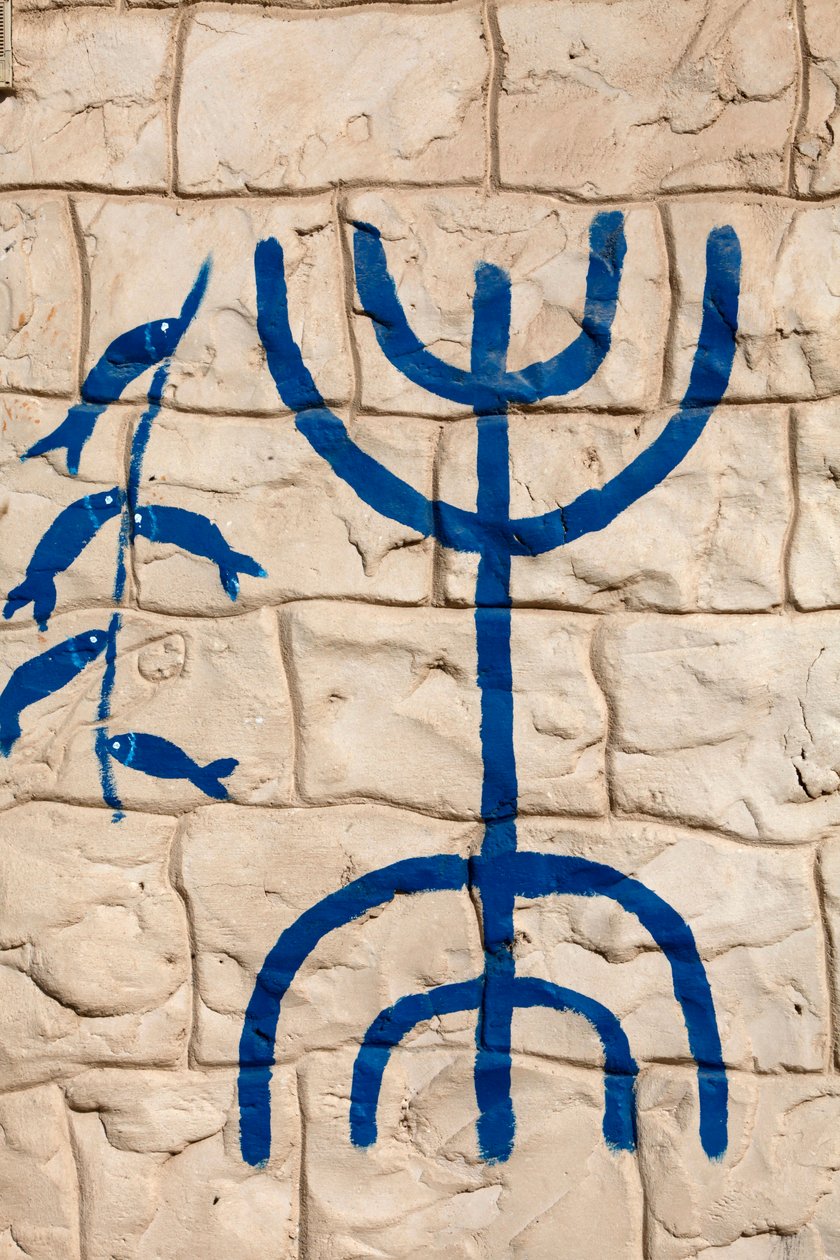 Jüdische Symbole an einer Hauswand, Hara Kebira, Tunesien von Unbekannt