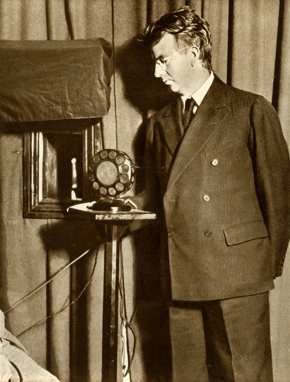 John Logie Baird beobachtet das erste Fernsehspiel, 14. Juli 1930, 1935 von Unbekannt