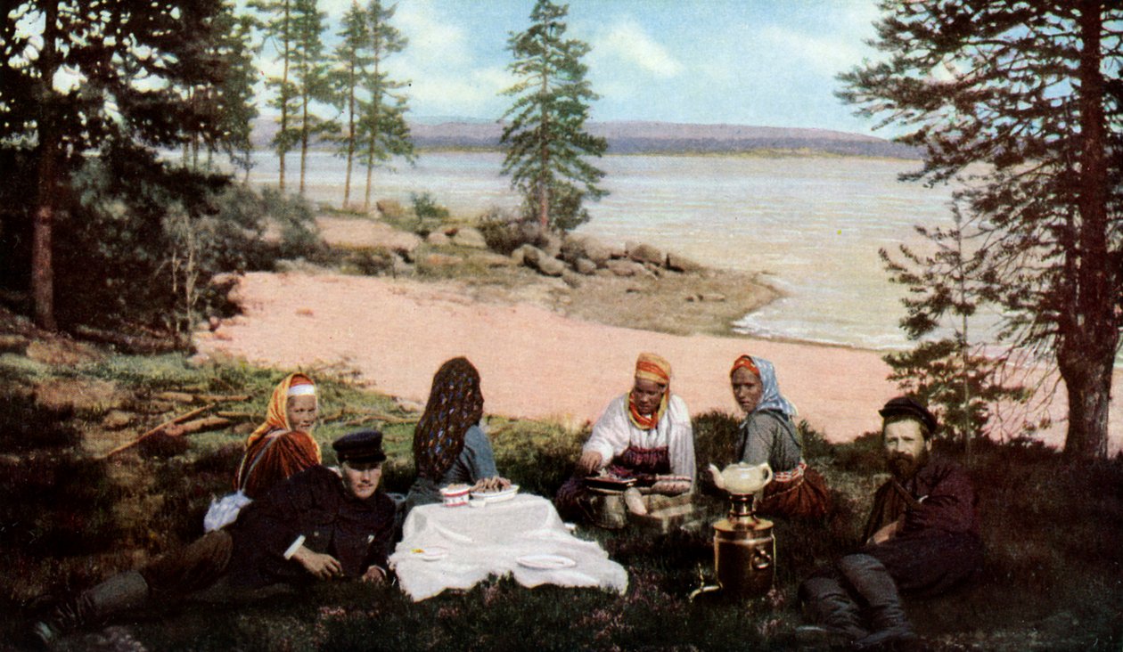 Karelier trinken Tee an einem Fluss, in der Nähe von Archangelsk, Russland, um 1930er Jahre von Unbekannt