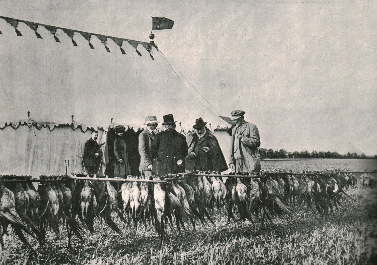 König Edward VII. inspiziert die Beute auf dem Sherborne Estate, 1902, 1910 von Unbekannt
