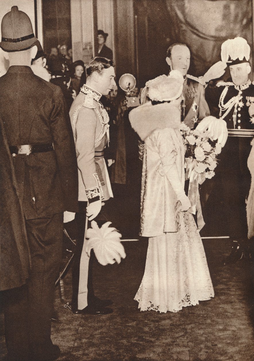 König George VI. und Königin Elizabeth verlassen ein Mittagessen zu Ehren der Krönung von Unbekannt
