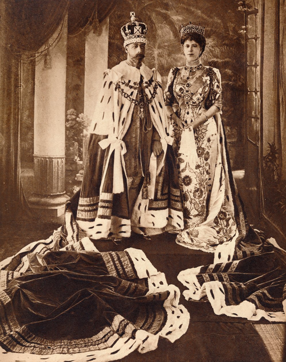 König Georg V. und Königin Maria gekrönt und in Roben für den Delhi Durbar, 1911 1935 von Unbekannt
