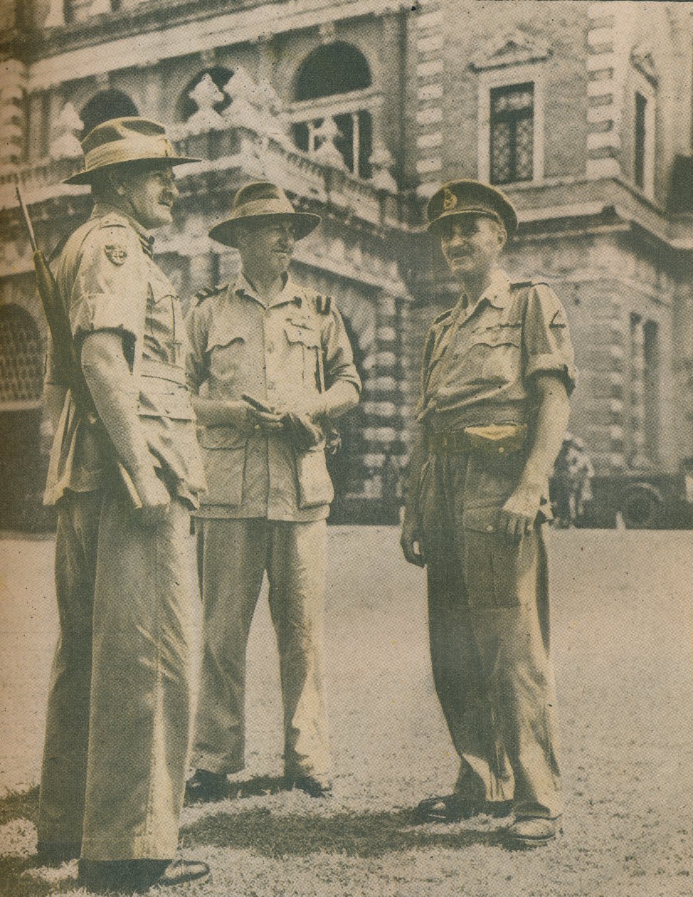 Führer der Burma-Kampagne trafen sich in Rangun nach dem Fall der Stadt am 3. Mai 1945, 1945 von Unbekannt
