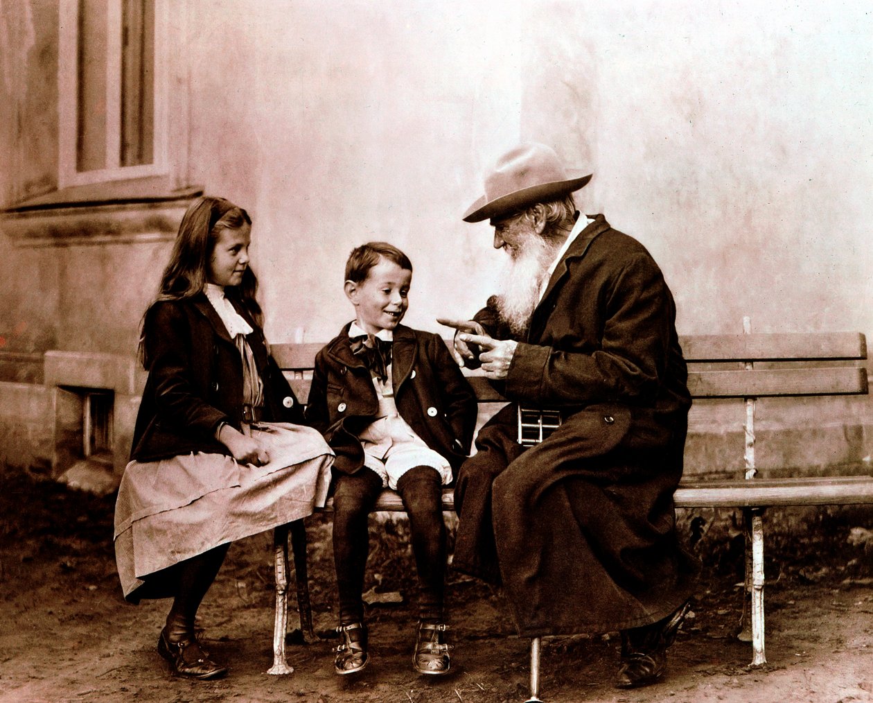 Leo Tolstoi, russischer Schriftsteller, Philosoph und Mystiker, erzählt seinen Enkeln eine Geschichte, ca. 1890-1910 von Unbekannt