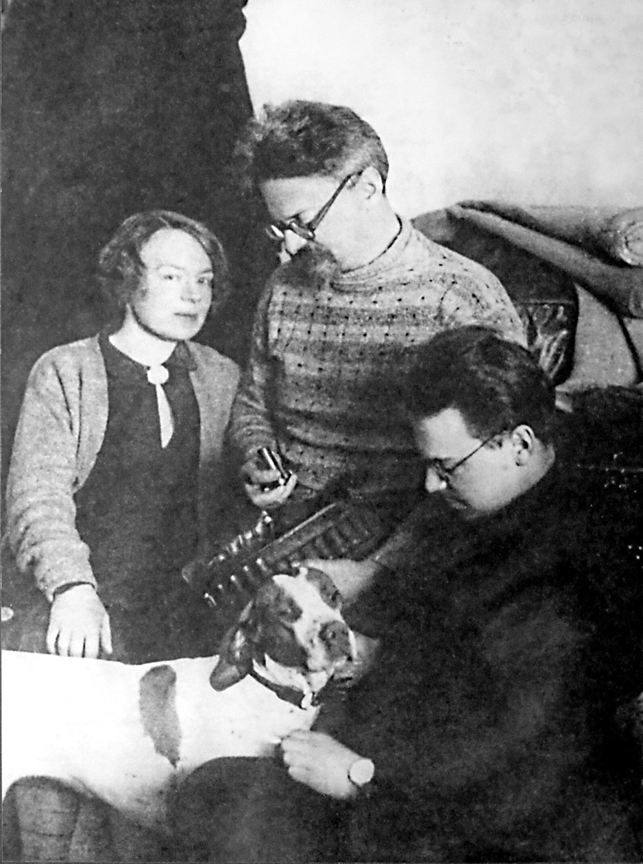 Leon Trotsky und seine Familie, Alma Ata, UdSSR, 1928 von Unbekannt