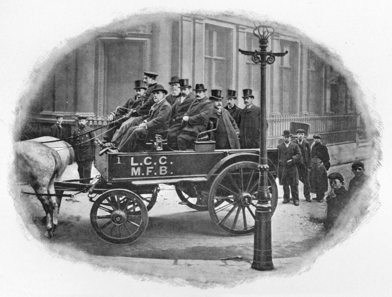 London County Council Fire Brigade Committee bei einer Inspektion, ca. 1903 von Unbekannt