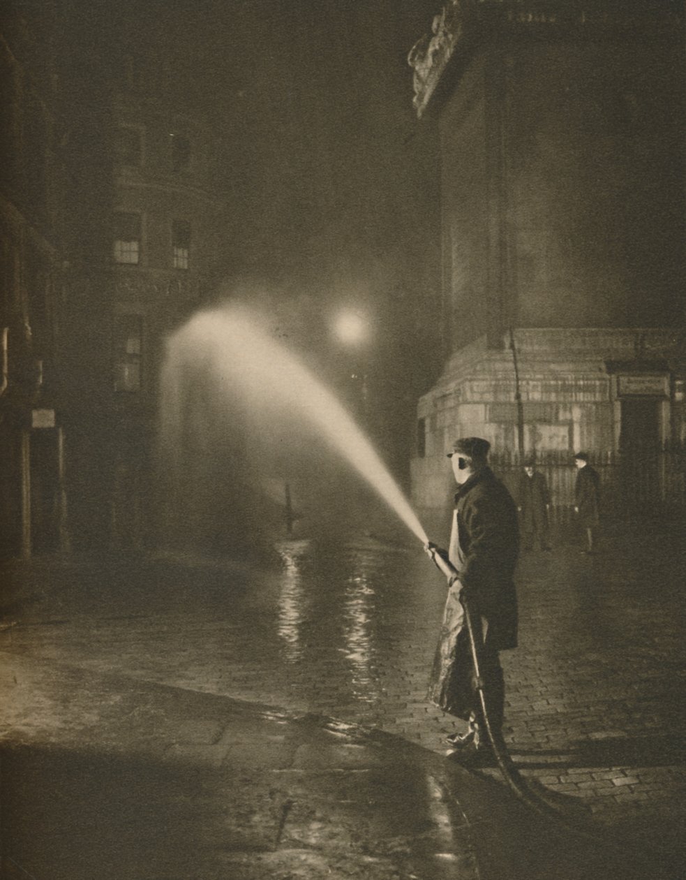 Nächtliche Reinigung Londons: Szene am Fuße des Denkmals, ca. 1935 von Unbekannt