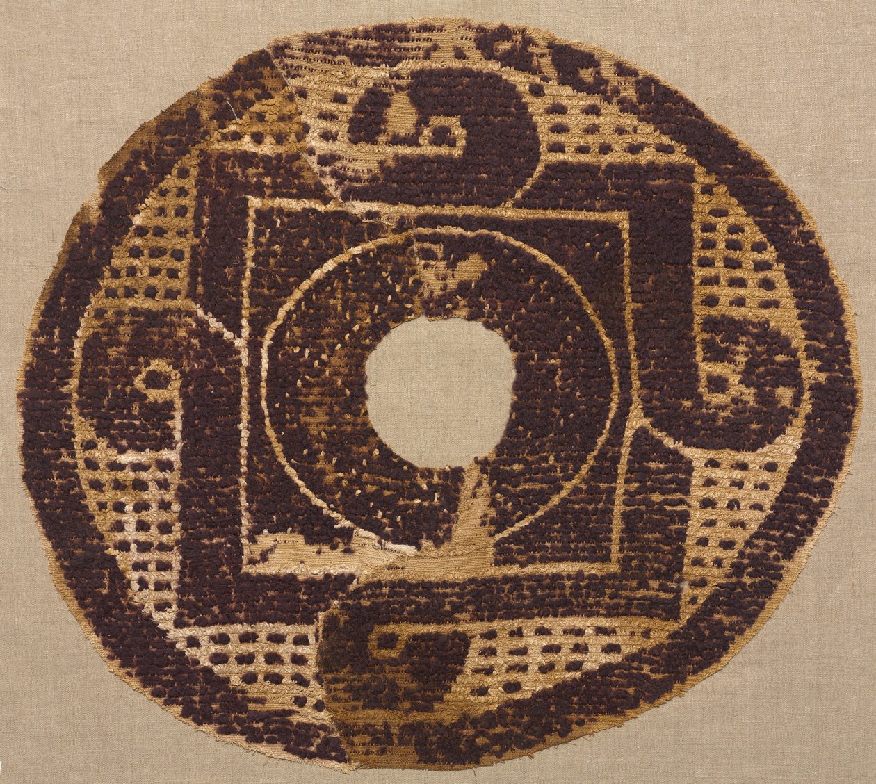 Gekreister Rundel von einer Decke oder einem Überwurf, 300-400 n. Chr. von Unbekannt
