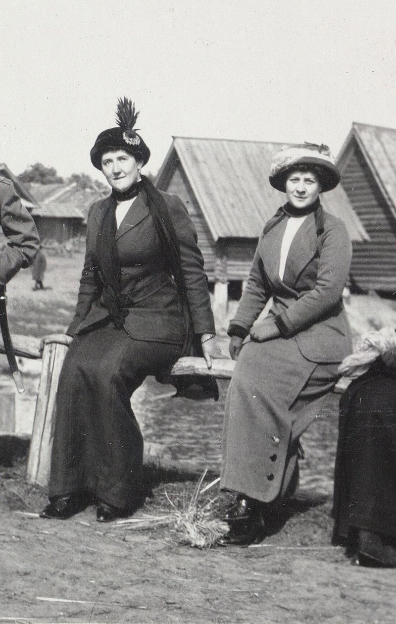 Maria Evgenyevna Golovina, Sekretärin von Rasputin rechts und Julia Alexandrovna Den, 1912-1913 von Unbekannt