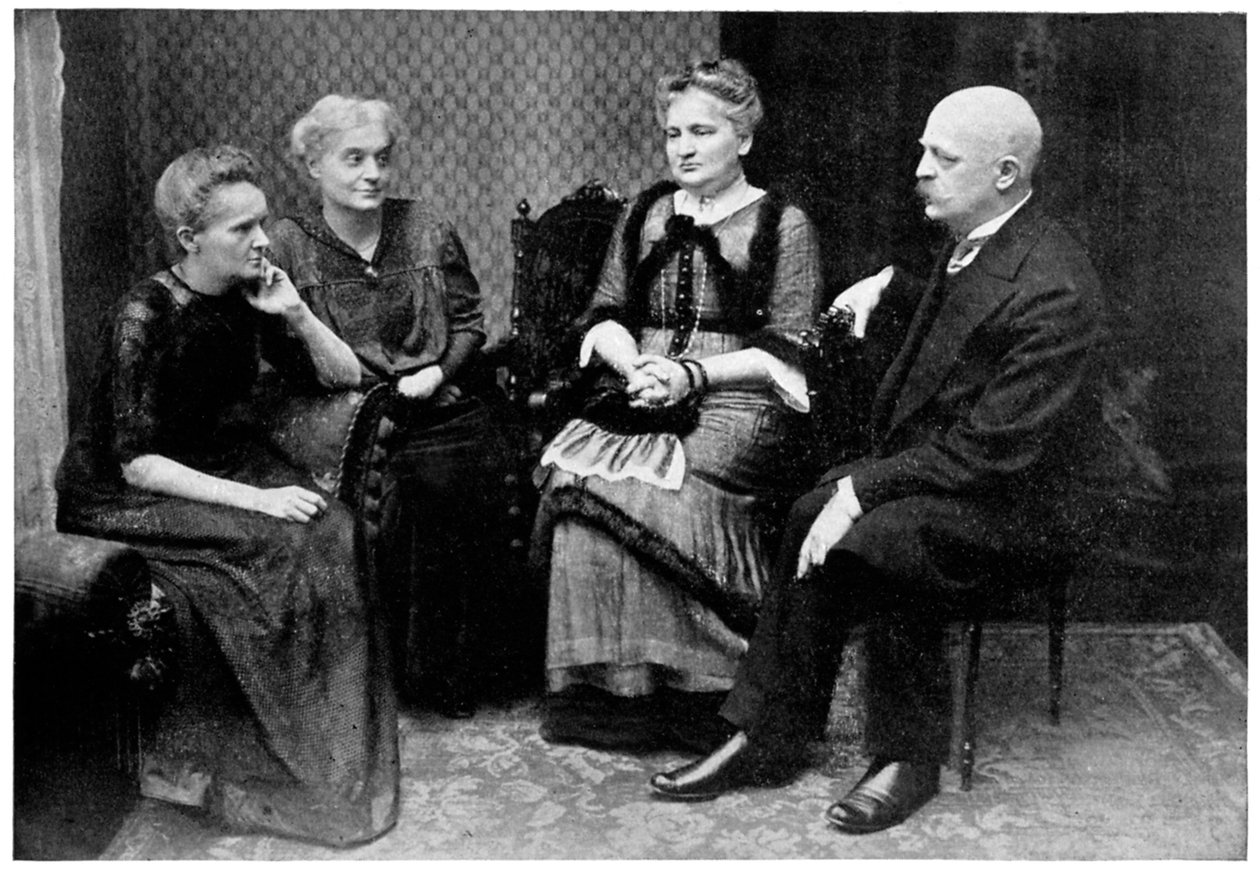 Marie Curie, polnisch-französische Physikerin mit Familienmitgliedern in Warschau, Polen, 1912 von Unbekannt
