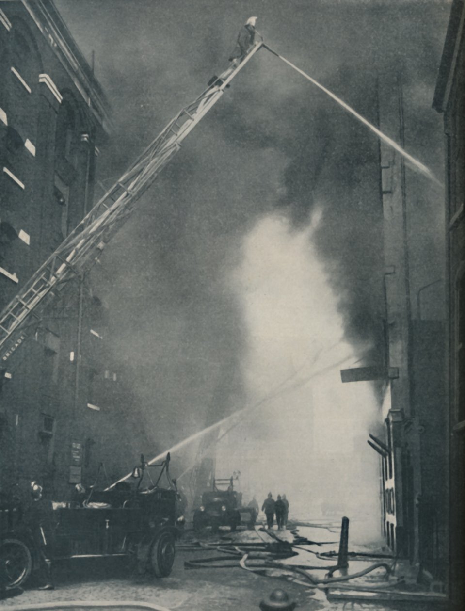 Massierte Kräfte des modernen Feuerwehrmanns gegen einen Stadtbrand, um 1935 von Unbekannt