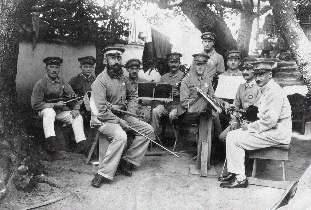 Mitglieder eines deutschen Bando-Kriegsgefangenenlager-Orchesters in der Präfektur Tokushima von Unbekannt