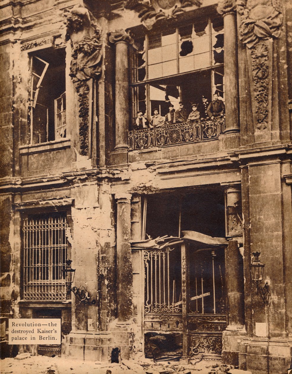 Mitglieder der Volksmarinedivision auf dem Balkon des Stadtschlosses, Dezember 1918, 1918, 193 von Unbekannt