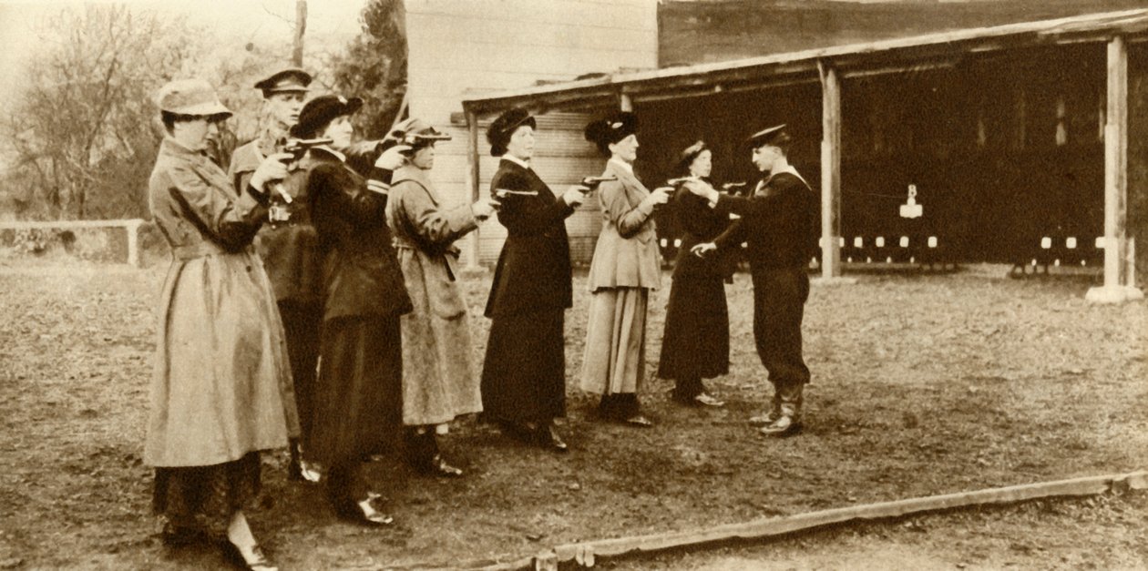 Mitglieder der WRNS beim Revolvertraining, 1915, 1935 von Unbekannt