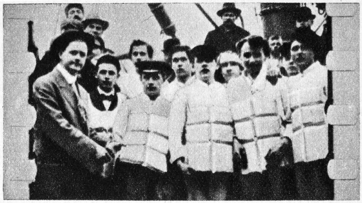 Mitglieder der Besatzung der Titanic in ihren Rettungswesten, 1912 von Unbekannt