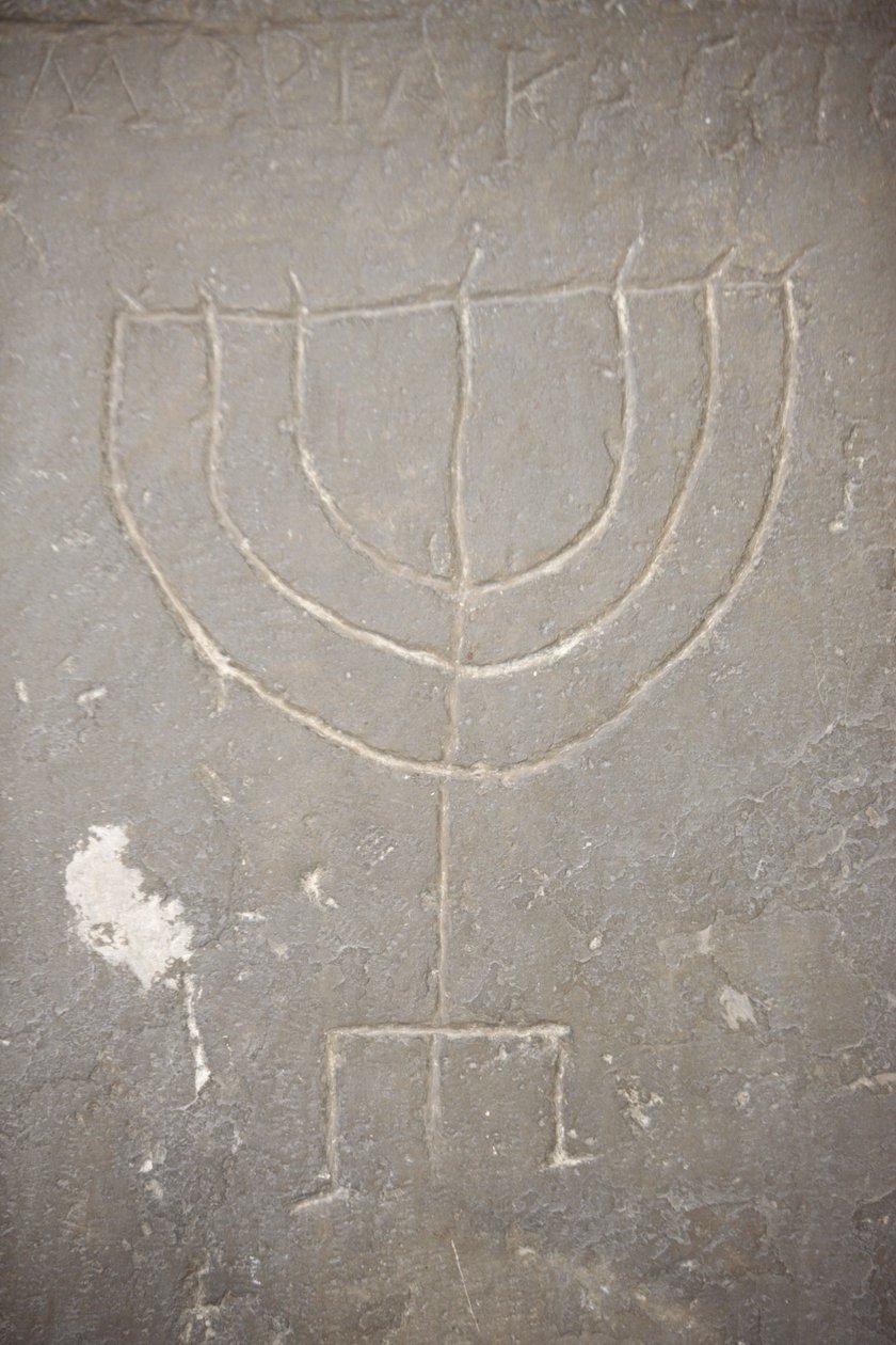 Menora (Menorah) auf einem alten Grabstein, Budapest, Ungarn von Unbekannt