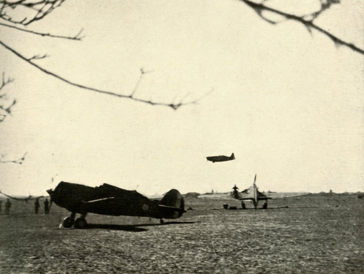 Morane 406 auf dem Flugplatz Vassincourt mit französischem Curtiss Hawk und Hurricane, 1939-1940, 1941 von Unbekannt
