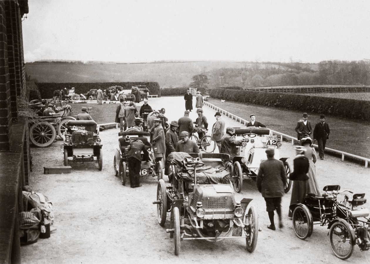 Autos vor einem Landhaus während der 1000-Meilen-Prüfung von Unbekannt