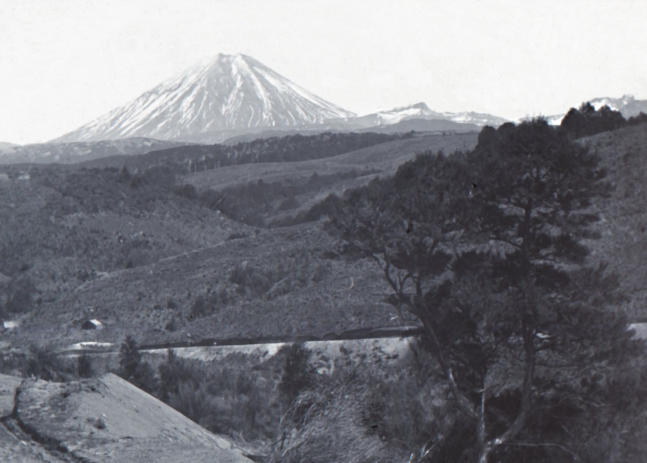 Mount Ngauruhoe, spätes 19. - frühes 20. Jahrhundert von Unbekannt