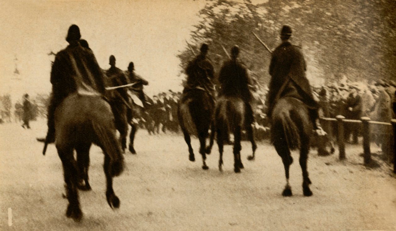 Berittene Polizei vertreibt Demonstranten, Means Test Proteste, Hyde Park, London, 1932-1933 von Unbekannt