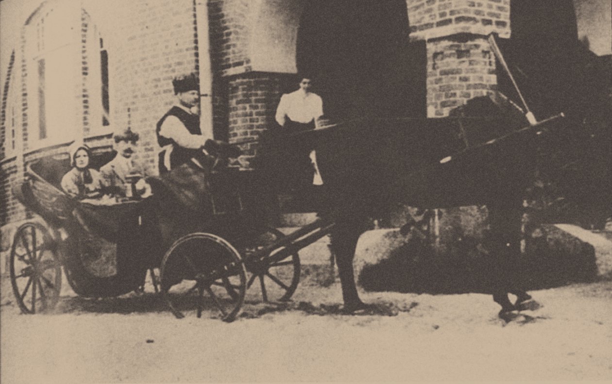 Moura Budberg mit ihrem ersten Ehemann von Benckendorf in einer Kutsche auf ihrem estnischen Anwesen, 1912 von Unbekannt
