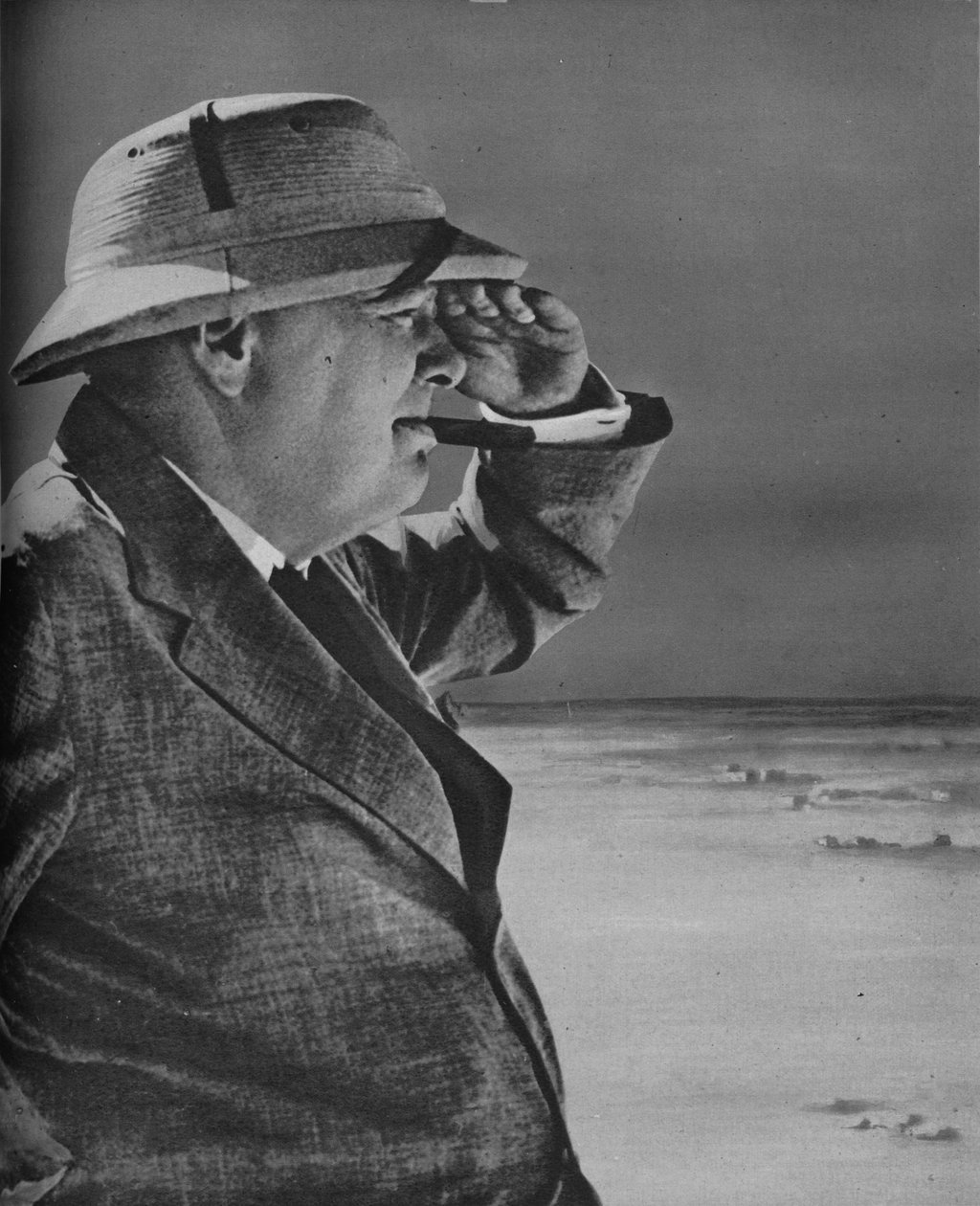 Mr. Churchill erspäht den Feind, 1943 von Unbekannt