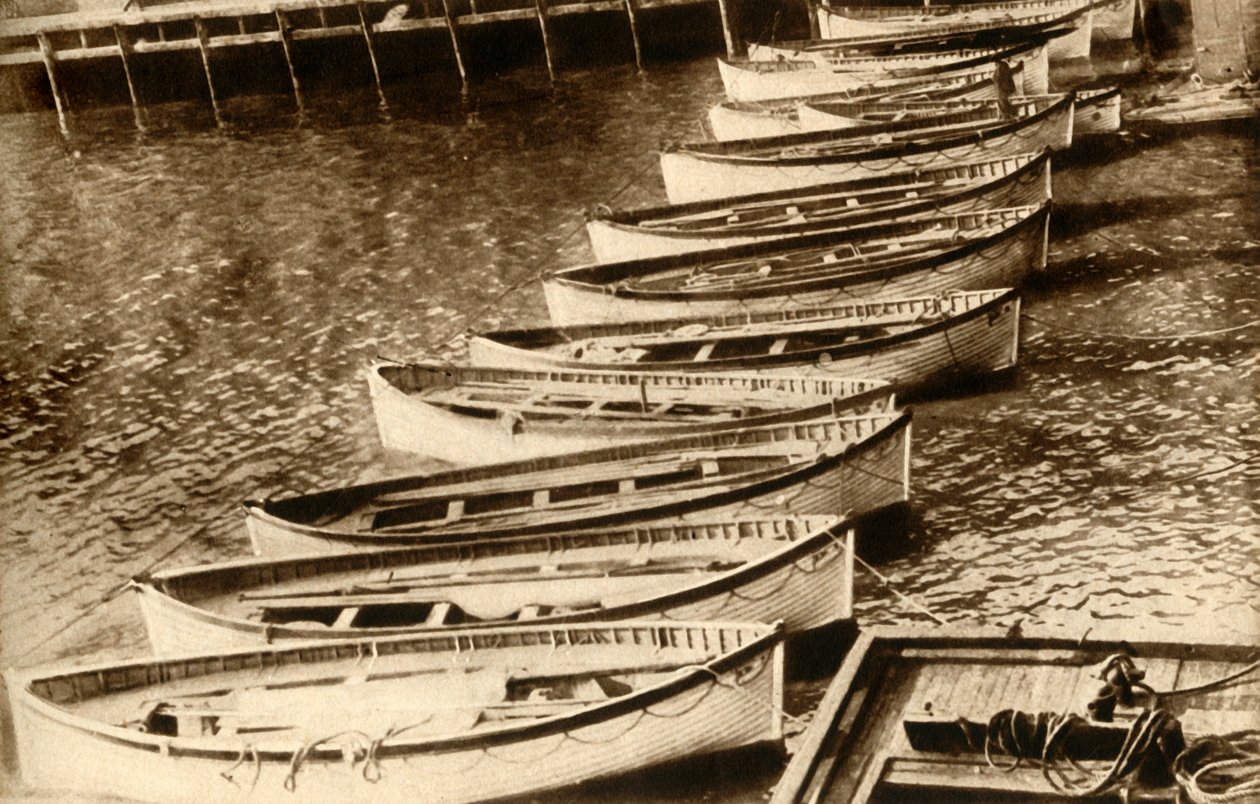 Stumme Beweise der Tragödie: Alles, was von dem größten Schiff der Welt übrig blieb, 1912, 1933 von Unbekannt