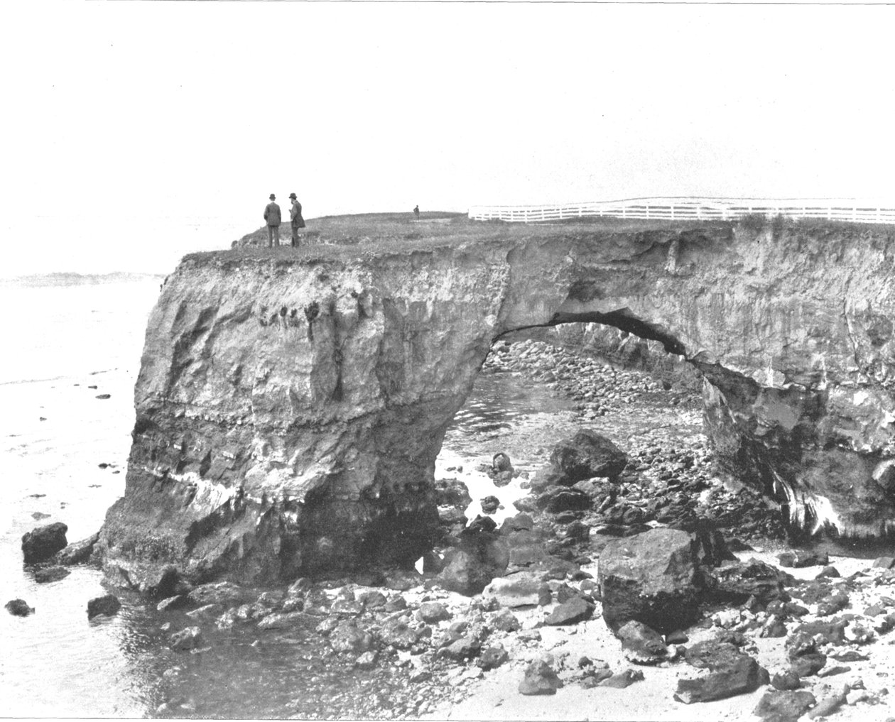Natürliche Brücke an der Küste bei Santa Cruz, Kalifornien, USA, ca. 1900 von Unbekannt