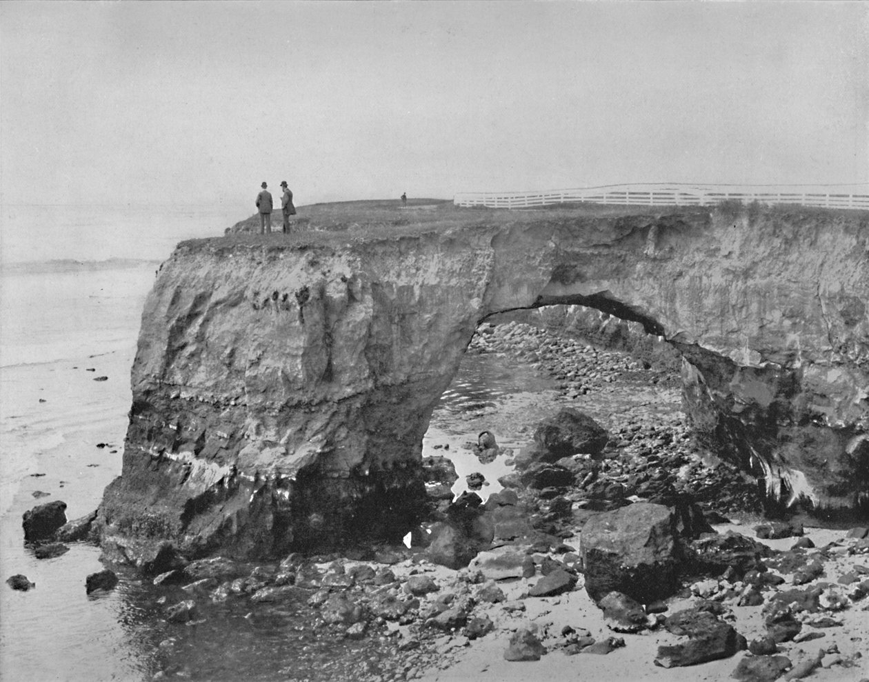 Naturbrücke an der Küste bei Santa Cruz, Kalifornien, um 1897 von Unbekannt