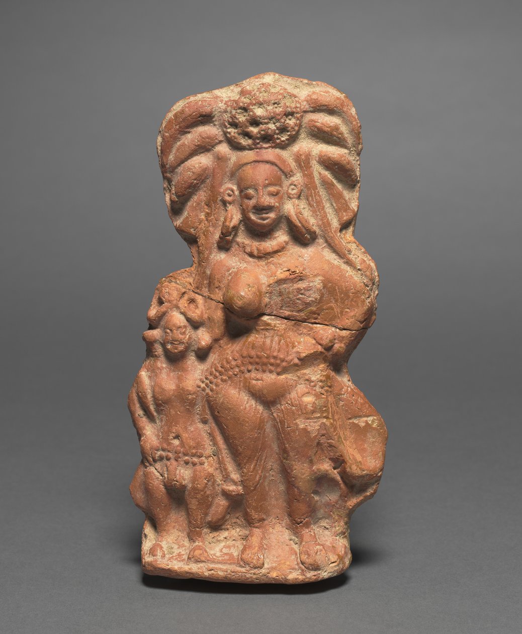 Naturgöttin Yakshi mit Zwerg-Hermaphrodit, ca. 100 v. Chr. von Unbekannt