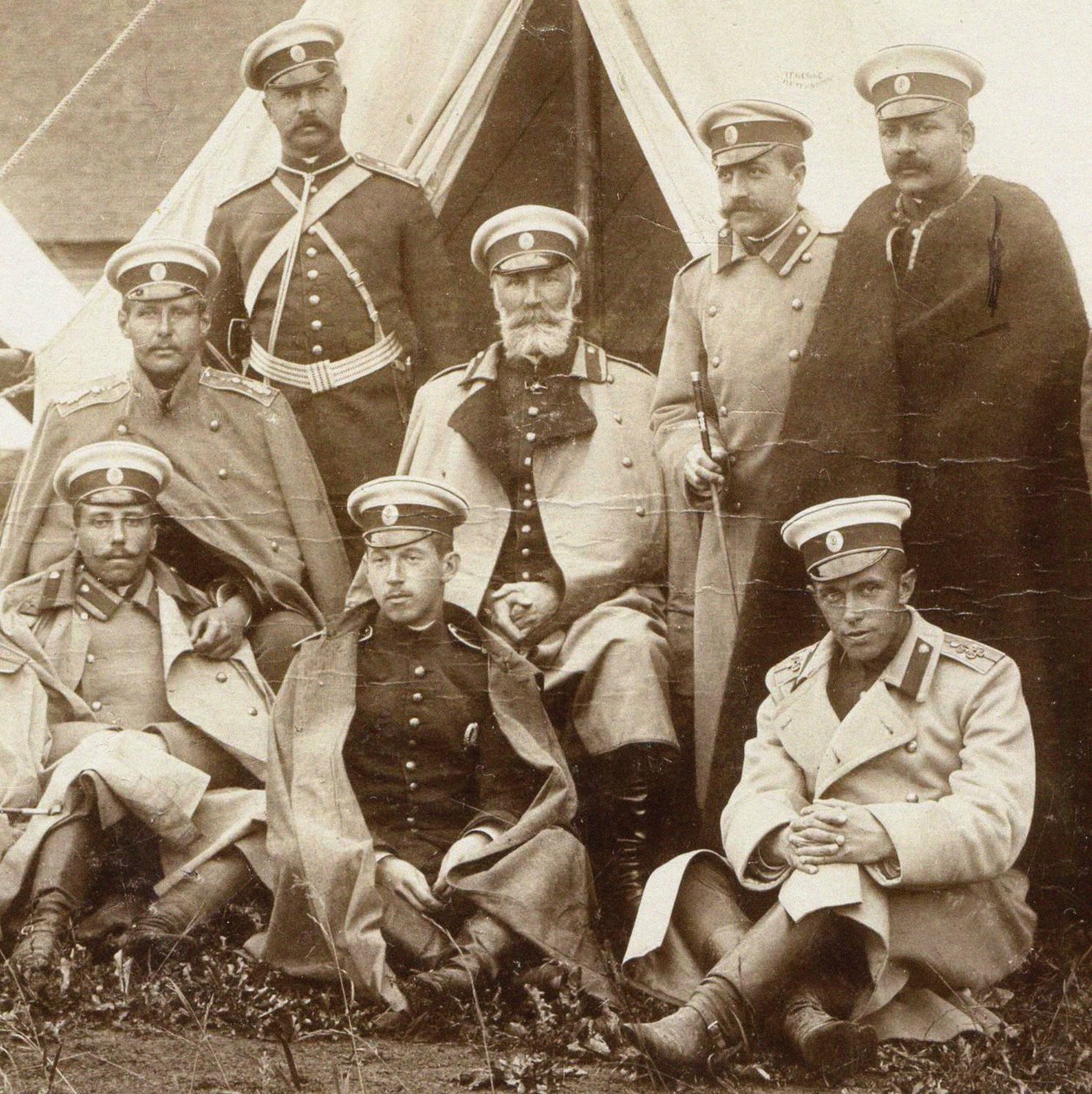 Nikolai Nikolaevich, Prinz Odoevsky-Maslov in der Mitte mit den Offizieren der Leibgarde Kavallerie von Unbekannt