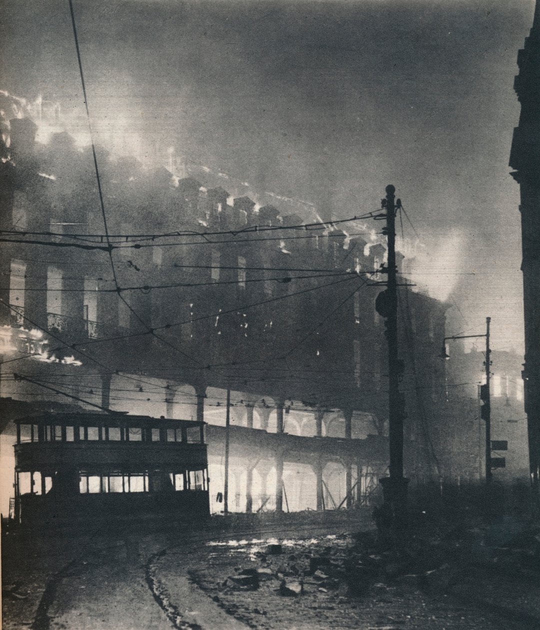 Neun Stunden Bombardierung. Als Sheffield an der Reihe war, war es mitten im Winter von Unbekannt