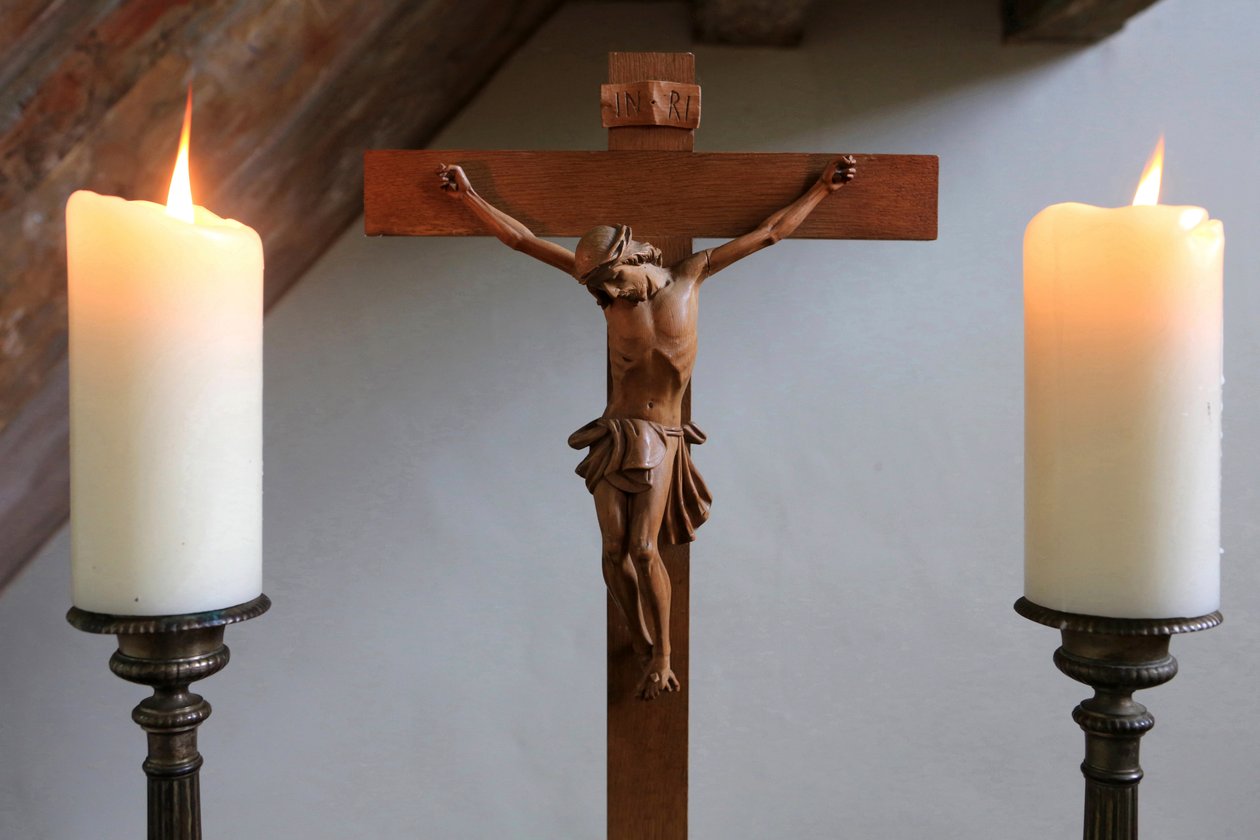 Obersteinbach, Bas-Rhin, Frankreich, 29.05.2014 - Kerzen und Kruzifix. Lutherischer Tempel von Unbekannt