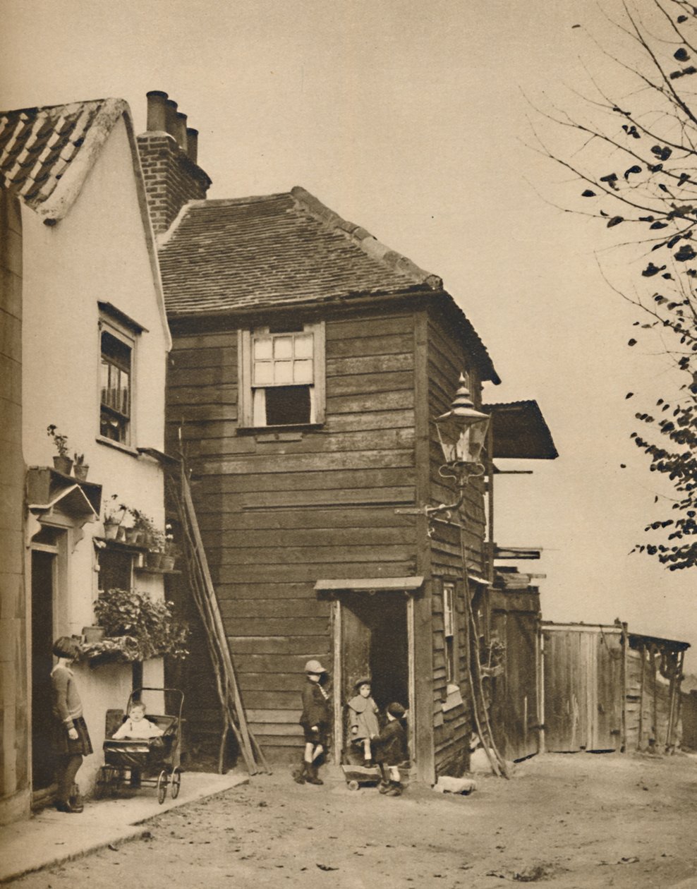 Alte Häuser in Highgate, aus deren Türöffnungen die Dorfbewohner die Kutschen vorbeifahren sahen, um 1935 von Unbekannt