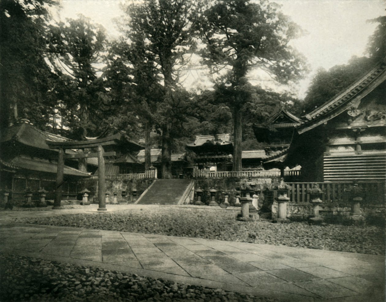 Einer von vielen Tempeln in Nikko, Japan, eine Pilgerstätte heiliger Schreine, 1936 von Unbekannt
