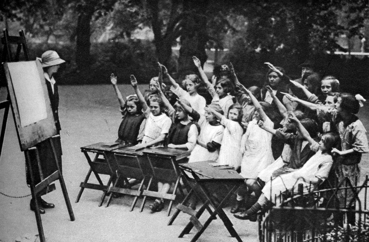 Unterricht im Freien in Lincolns Inn Fields, London, 1926-1927 von Unbekannt