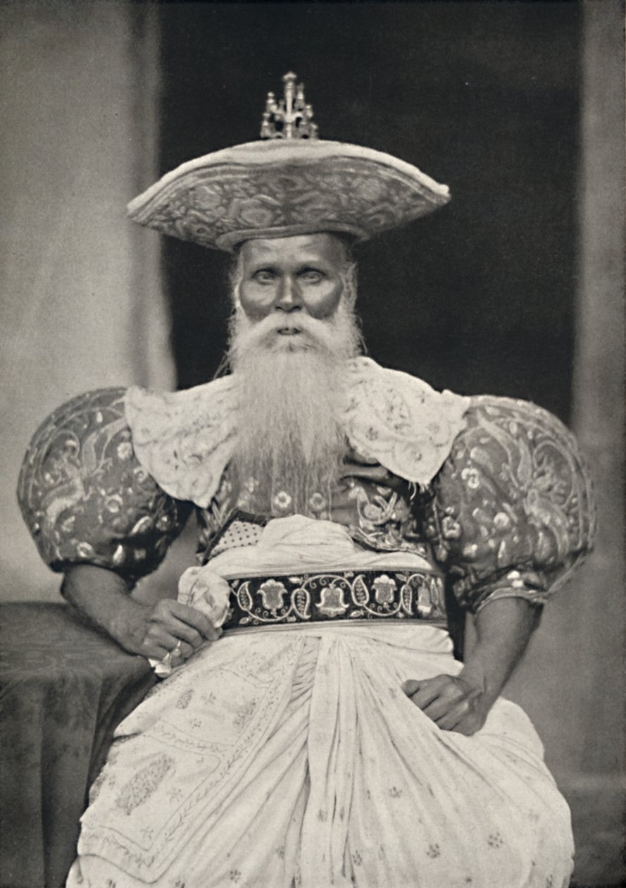 Ortsvorstand in Kandy in der altsinghalesischen Tracht, 1926 von Unbekannt
