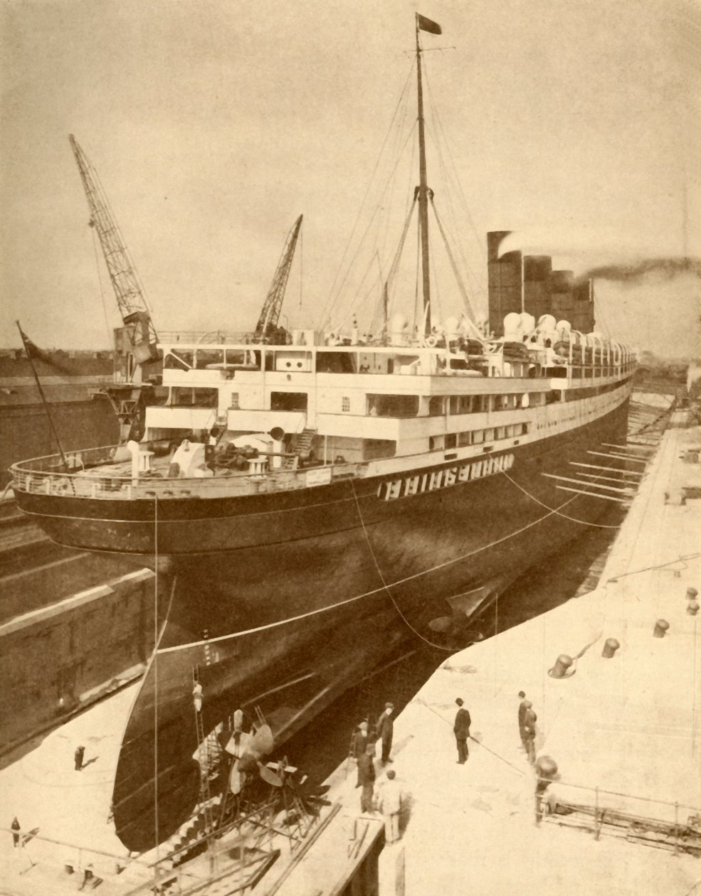 Überholung eines großen Liners in einem Trockendock in Liverpool, um 1930 von Unbekannt