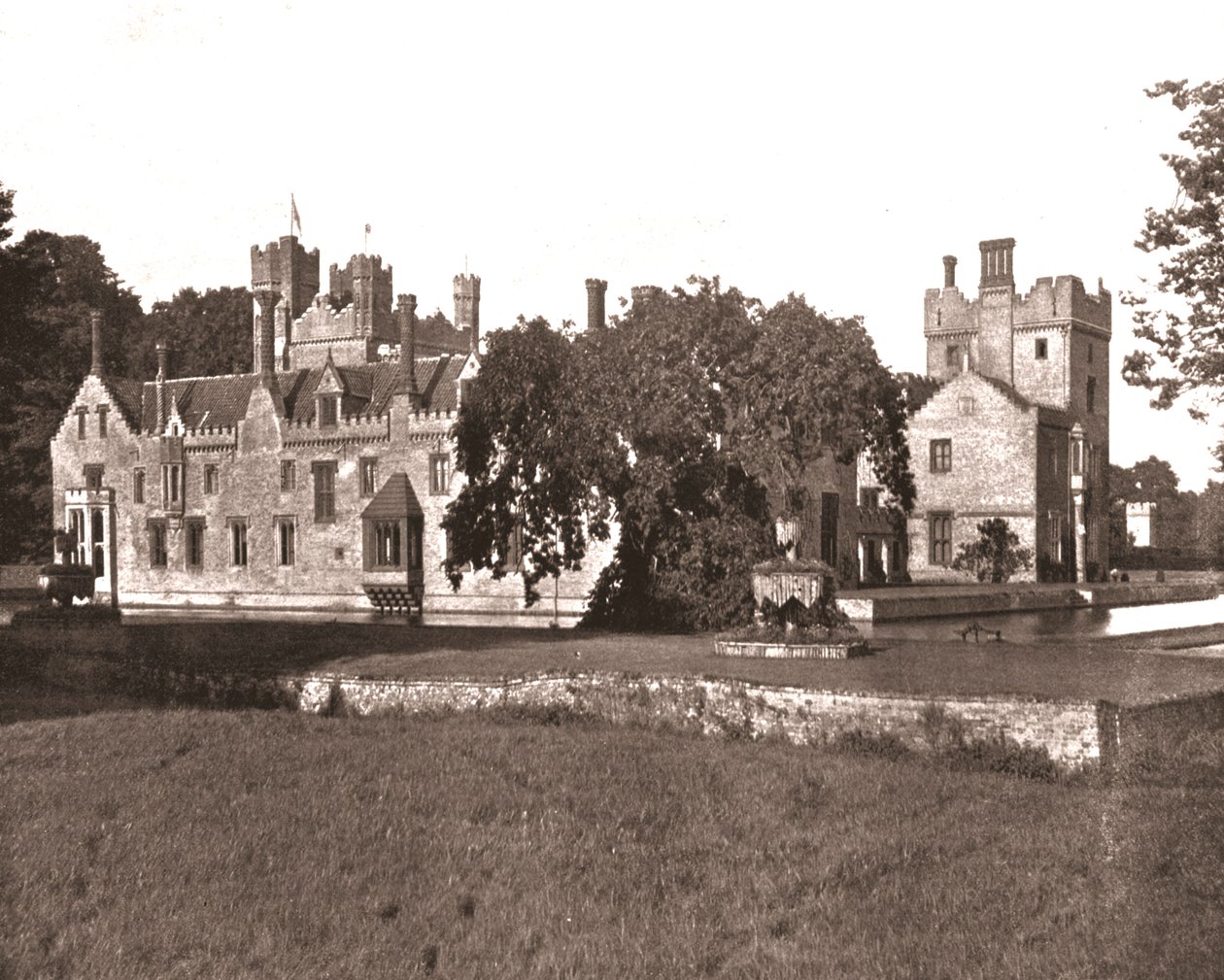 Oxburgh Hall, Norfolk, 1894 von Unbekannt